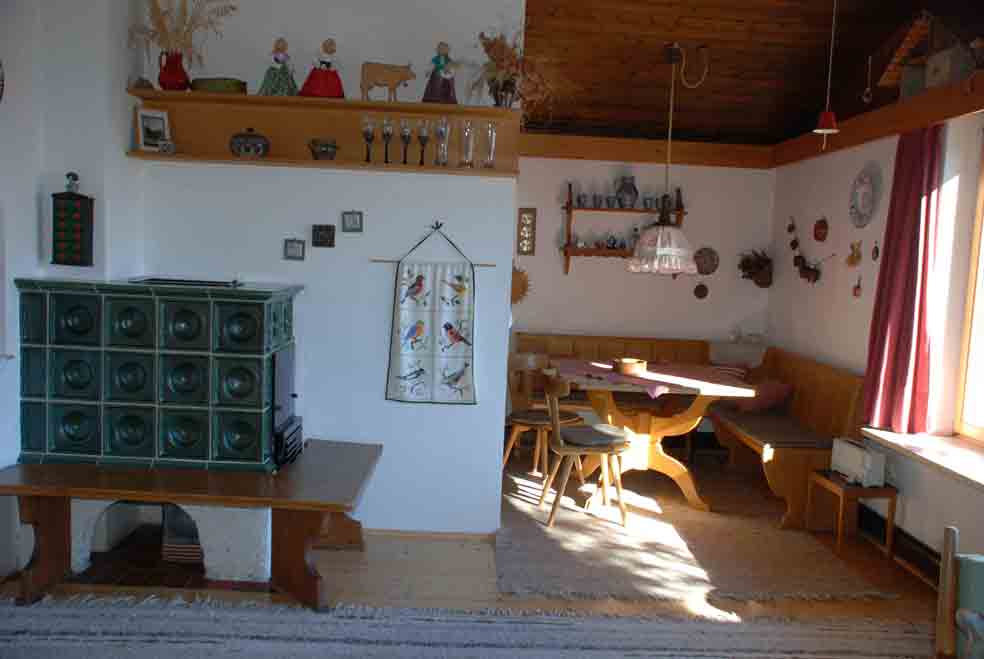 Kachelofen und Essecke